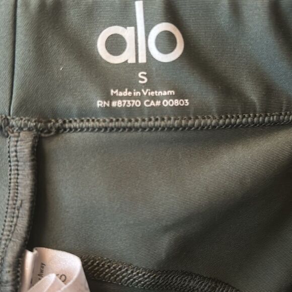 ALO Yoga High-Waist 4 Pocket Utility
Legging Dark Cactus Size S / Exellent - Picture 10 of 11